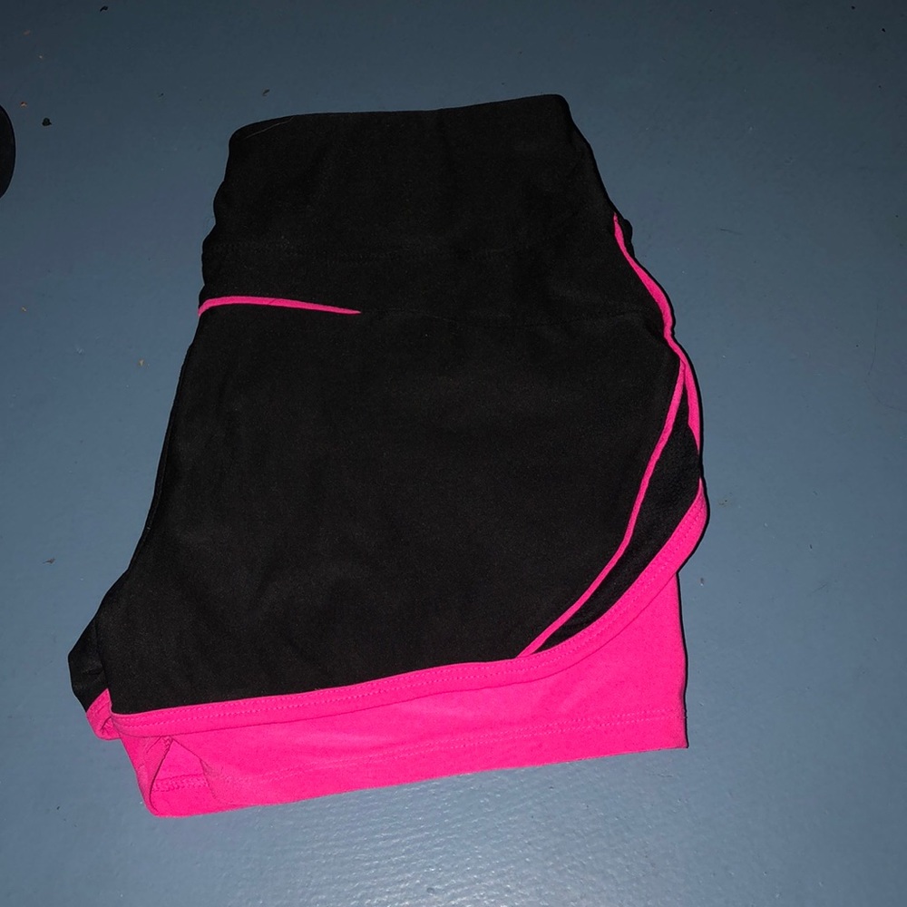 Avis shorts with spandex black and pink